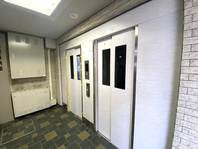 ガーデンプラザ柴又弐番館のその他共用部分|日々の移動や上り下りに欠かせないエレベーターが完備されています。定期的なメンテナンスが行き届いており、重い荷物をお持ちの際やご高齢の方の移動もスムーズで安心です。