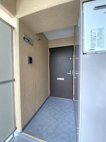 ガーデンプラザ柴又弐番館の玄関|玄関前には奥行きのあるアルコープが設置されています。プライバシーをしっかり確保できる設計となっており、防犯面にも配慮された快適で安心感のあるアプローチ空間が整っています。