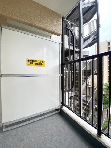 ガーデンプラザ柴又弐番館|間取り図上側に位置するバルコニー部分です。風通しが良好で心地よい風が通り抜け、お部屋全体の換気や気分転換のスペースとしても気持ちよくご活用いただけます。