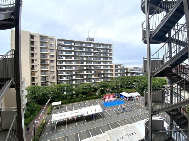 ガーデンプラザ柴又弐番館|バルコニーからの眺望風景です。前面に高い建物がなく広々とした空が広がり、解放感溢れる素晴らしい景観を眺めながら日々の疲れをリフレッシュしていただけます。