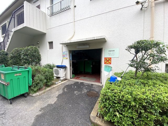 ガーデンプラザ柴又弐番館のその他共用部分|敷地内にしっかり管理された専用のゴミ捨て場を完備しております。しっかりと清掃が行き届いており、日々のゴミ出し作業もスムーズに行える快適な共用設備となっております。