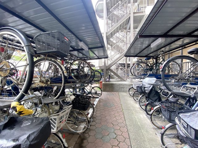 ガーデンプラザ柴又弐番館の駐輪場|屋根付きで雨の日でも安心して自転車を保管できる駐輪場スペースです。毎日の通勤・通学やお買い物に自転車を利用される方にも大変便利な共用設備がしっかりと整っています。