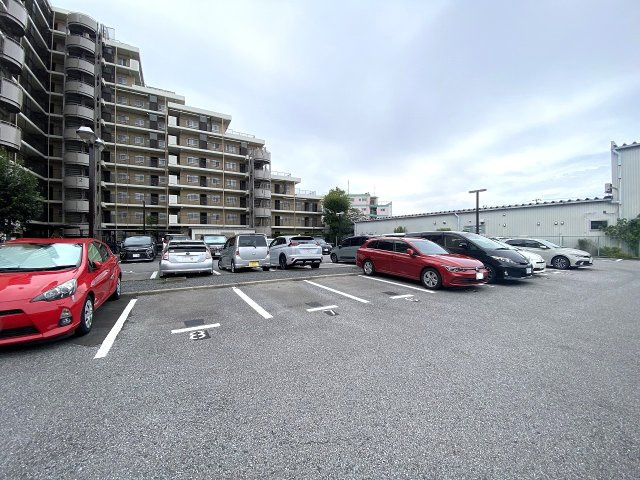 ガーデンプラザ柴又弐番館の駐車場|敷地内に設置された駐車場スペースです。大切なお車を敷地内に駐車できる利便性の高さが魅力となっており、日常のお買い物やお出かけの際もスムーズにお車を利用できる環境です。