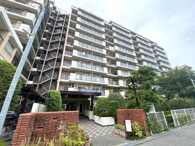 ガーデンプラザ柴又弐番館の外観|総戸数327戸の大規模なコミュニティマンションです。日勤管理体制がしっかりと整っており、綺麗に保たれた敷地や建物全体から管理状態の良さと安心感がしっかり伝わってきます