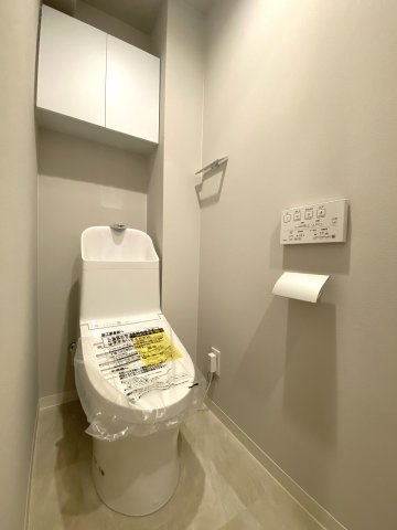 ガーデンプラザ柴又弐番館のトイレ|清潔感あふれるウォシュレット一体型トイレへと新規交換しております。手入れがしやすいデザインで衛生的に保ちやすく、毎日心地よくご使用いただける快適なトイレ空間です。
