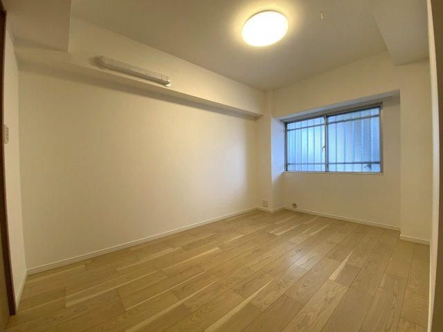 ガーデンプラザ柴又弐番館の子供部屋|間取り図左上の洋室6.1帖は主寝室やお子様のお部屋にピッタリなゆとりある広さです。クローゼットも完備されており、お部屋をすっきりと整理整頓して広々とご活用いただけます。