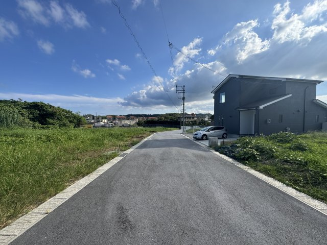 南城市玉城親慶原（全3区画）の前面道路含む現地写真|※前面開発道路6m♪