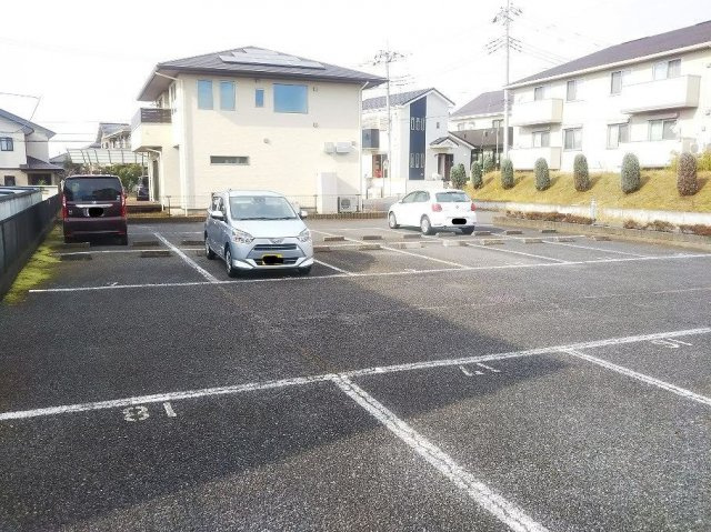レオパレス松ヶ丘の駐車場|画像10