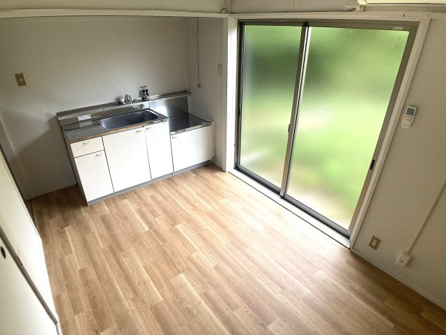 ドミールサニー緑町テラスの居間・リビング|ダイニングスペース、綺麗に改装済みです