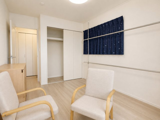 三郷市　彦川戸1丁目　中古戸建の洋室|落ち着いた色調の洋室で、どのような用途にもお使いいただけます♪　※プライバシー保護の為、画像加工しております