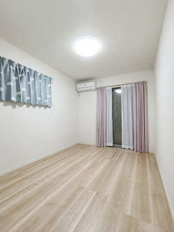 三郷市　彦川戸1丁目　中古戸建の洋室|明るい洋室で、子供部屋や趣味の部屋にぴったり♪　※プライバシー保護の為、画像加工しております