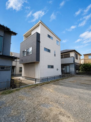 三郷市　彦川戸1丁目　中古戸建の外観|飽きのこない洗練されたデザイン　※プライバシー保護の為、画像加工しております