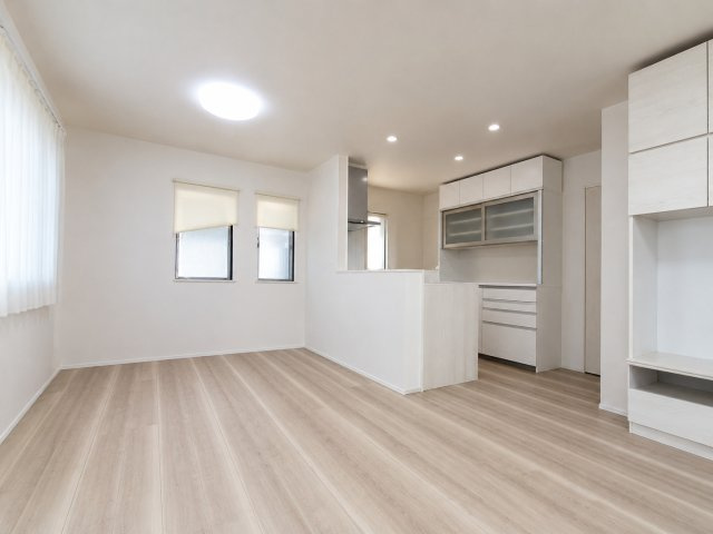 三郷市　彦川戸1丁目　中古戸建の居間・リビング|畳コーナーとあわせて20.75帖の広々としてLDKです♪　※プライバシー保護の為、画像加工しております