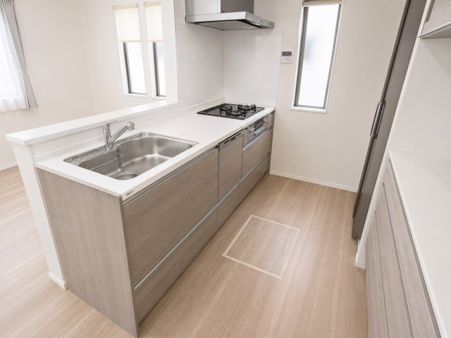 三郷市　彦川戸1丁目　中古戸建のキッチン|収納豊富なシステムキッチンでお料理も効率的に楽しむ事ができます♪　※プライバシー保護の為、画像加工しております