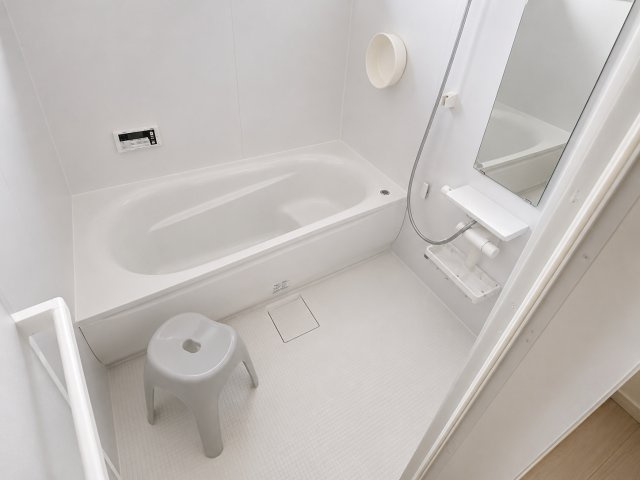 三郷市　彦川戸1丁目　中古戸建の浴室|浴室換気乾燥機付きのお風呂で、洗濯物が乾かない時期にも大活躍♪　※プライバシー保護の為、画像加工しております