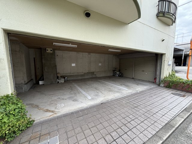 リヴィエール尾浜の駐車場