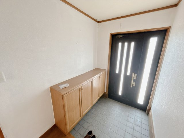 いわき市小名浜南富岡　中古住宅　陽当り良好 4SLDK　不動産プラスの玄関|【9/15まで現況販売】玄関内観。鍵交換と設備点検、ハウスクリーニングを行います。下駄箱が付いています。