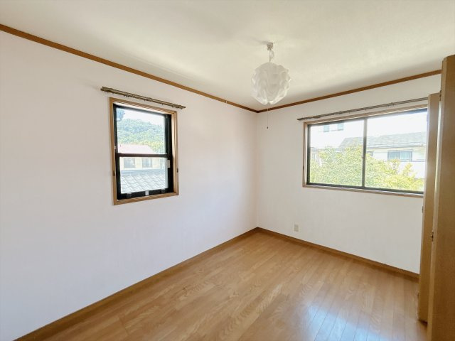 いわき市小名浜南富岡　中古住宅　陽当り良好 4SLDK　不動産プラスの洋室|【9/15まで現況販売】2階北西側洋室。設備点検とクリーニングを行います。そろそろ一人部屋が欲しいお子さん用のお部屋に良さそうですね。