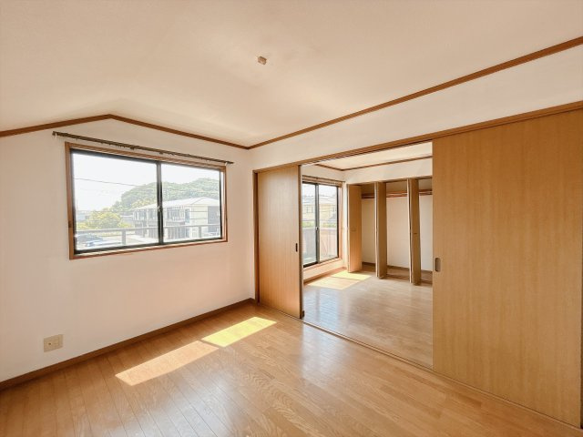 いわき市小名浜南富岡　中古住宅　陽当り良好 4SLDK　不動産プラスの洋室|【9/15まで現況販売】2階南東側洋室。設備点検とクリーニングを行います。隣の部屋とつながっていますので兄弟姉妹の子供部屋として使うのも良さそうですね。