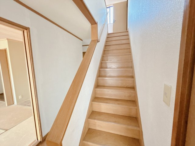 いわき市小名浜南富岡　中古住宅　陽当り良好 4SLDK　不動産プラスの内装|【9/15まで現況販売】階段。段差が緩やかなので安心して上り下りできます。