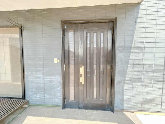 いわき市小名浜南富岡　中古住宅　陽当り良好 4SLDK　不動産プラスの玄関|【9/15まで現況販売】玄関外観。鍵交換とクリーニングを行います。