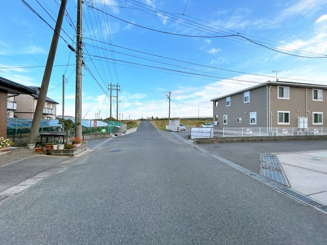 いわき市小名浜南富岡　中古住宅　陽当り良好 4SLDK　不動産プラスの前面道路含む現地写真|【9/15まで現況販売】前面道路。道路は幅員約6ｍございます。広々しているのですれ違い等問題なさそうですね。