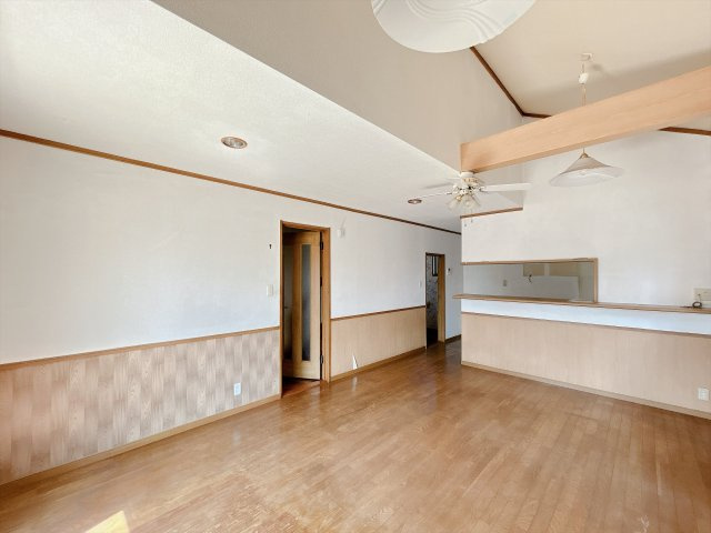 いわき市小名浜南富岡　中古住宅　陽当り良好 4SLDK　不動産プラスの居間・リビング|【9/15まで現況販売】約16帖リビング。ハウスクリーニングを行います。新生活を機に家具や家電を一新するのも良さそうですね。