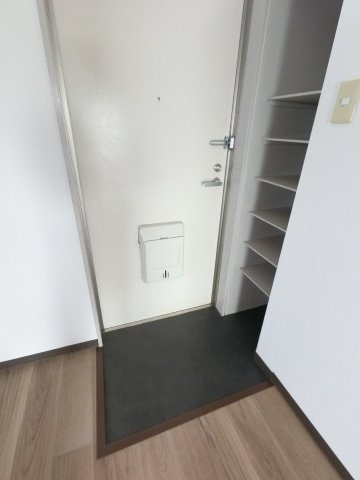 Aビルの玄関