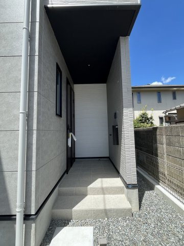 【玄関】 | 福岡市東区多の津5丁目1期　4号棟（全5棟）【仲介手数料無料・0円】 | 施工例。施工例は完成時と異なる場合があります。