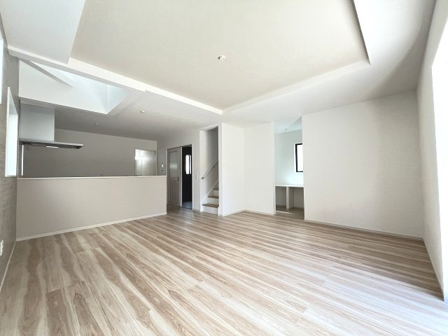【居間・リビング】 | 福岡市東区多の津5丁目1期　4号棟（全5棟）【仲介手数料無料・0円】 | 施工例。施工例は完成時と異なる場合があります。