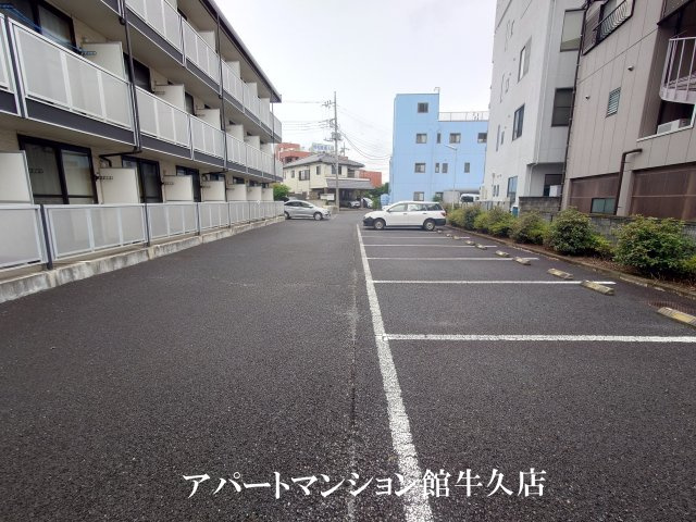 牛久市中央５丁目の賃貸マンションの駐車場