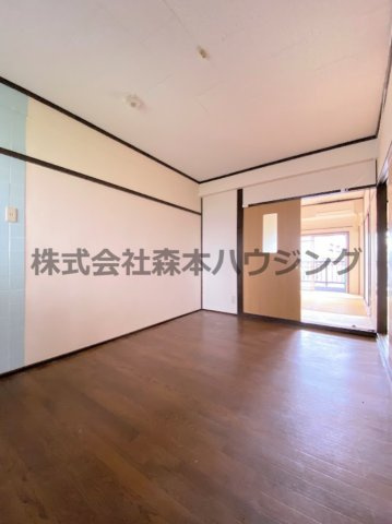 【居間・リビング】 | 　大日松原マンション | 広々とした居間です