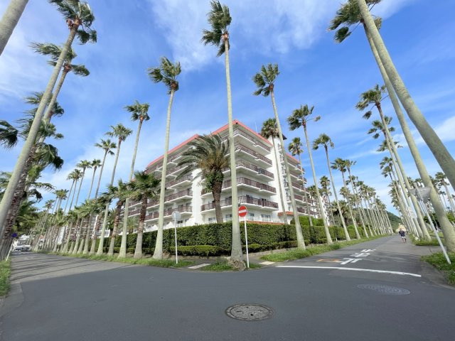 逗子マリーナ厚生用建物4号棟の外観|新規内装リノベーション物件！3階部分2LDK、南欧風リゾートマンションのご紹介です。