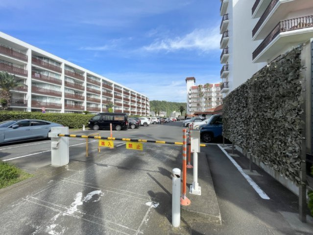 逗子マリーナ厚生用建物4号棟の駐車場|共用部・駐車場/居住者様には専用カードがあり料金は無償です