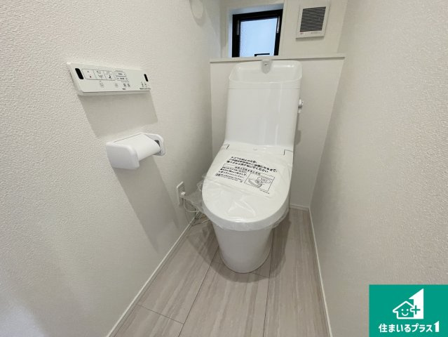 大津市秋葉台　第2期　新築一戸建てのトイレ|1・2階の2ヶ所にあるので、朝の忙しい時間の順番待ちもなく、深夜の利用にも大変便利です。
