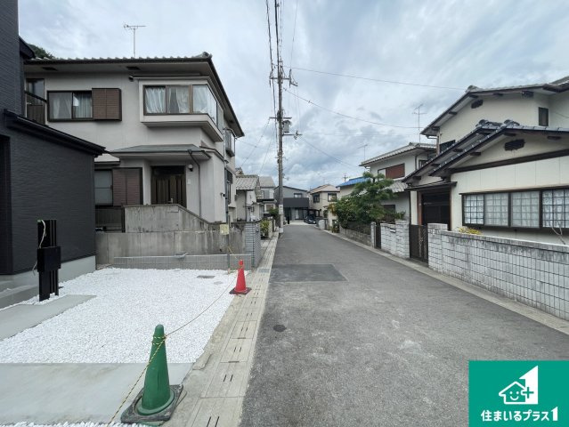大津市秋葉台　第2期　新築一戸建ての前面道路含む現地写真|周辺は閑静な住宅街！前面道路広々で車の出し入れも便利です。駐車が苦手な方でも安心して車庫入れできます！