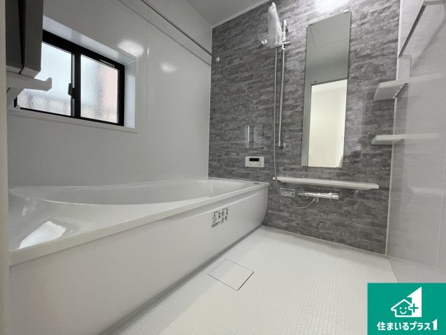 大津市秋葉台　第2期　新築一戸建ての浴室|足をゆったり伸ばして寛げる浴槽です。窓が設けられていますので差し込む光が明るく穏やかな雰囲気にしてくれます♪浴室乾燥機も設置しているので、雨の日の洗濯物も安心です♪