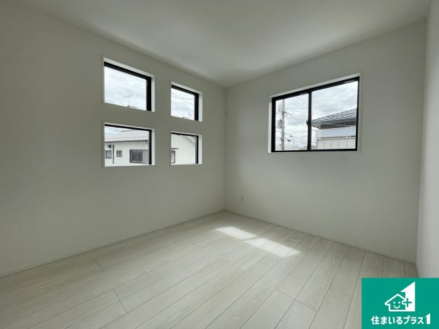 大津市秋葉台　第2期　新築一戸建ての洋室|収納スペースが充実しているので子供の成長に合わせてたくさん収納ができます！家族構成に合わせた様々な活用ができる収納！