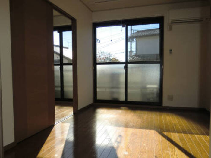 屋敷添ハイツの居間・リビング|室内全景