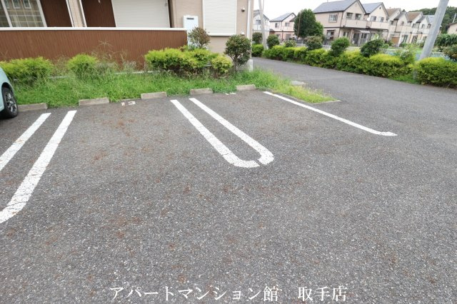 ジュネス・キミサクＢの駐車場