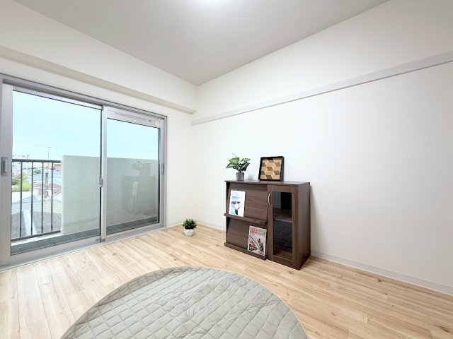 【洋室】 | 東建北寺尾ハイツ　リノベーション物件/バス停徒歩1分/最上階角部屋 | ◆感性を育むプライベートルームはシンプルでスマートな空間。好みの空間で読書をしたり、音楽を聞いたりと一人の時間も充実したものにできます。

