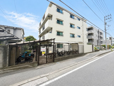 【外観】 | 東建北寺尾ハイツ　リノベーション物件/バス停徒歩1分/最上階角部屋 | ◆堂々たる趣ながら、主張し過ぎずどこか余裕を感じさせるシャープなフォルムで佇む邸宅は、晴天の空と照らし合わせる事で、本来あるべき完成形の姿を見せてくれます。