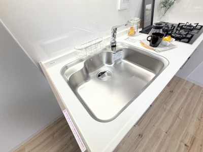 【キッチン】 | 東建北寺尾ハイツ　リノベーション物件/バス停徒歩1分/最上階角部屋 | ◆広々したキッチンシンク。洗い物が多い時にも快適にご利用いただけます。