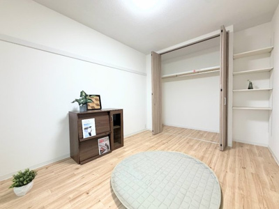 【洋室】 | 東建北寺尾ハイツ　リノベーション物件/バス停徒歩1分/最上階角部屋 | ◆室内はいつも明るい印象なので気持ちの良い朝を迎えられます。各部屋にはクローゼットを完備しており、収納が多いお家はすっきりして快適空間です。