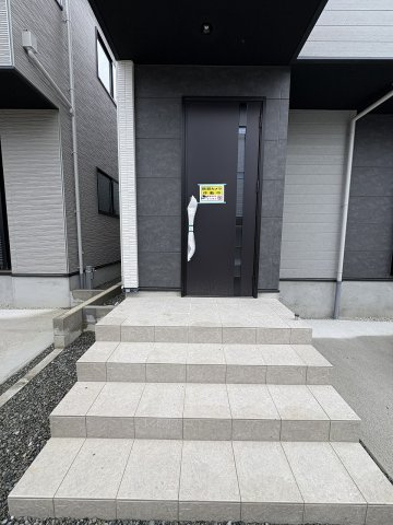 【玄関】 | 福岡市東区多の津5丁目1期　5号棟（全5棟）【仲介手数料無料・0円】 | 施工例。施工例は完成時と異なる場合があります。