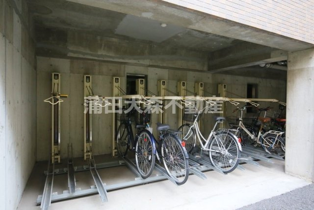 ガーラ・シティ蒲田南のその他共用部分|屋根付きラック式の駐輪場　空き状況等詳細はお問合せください。