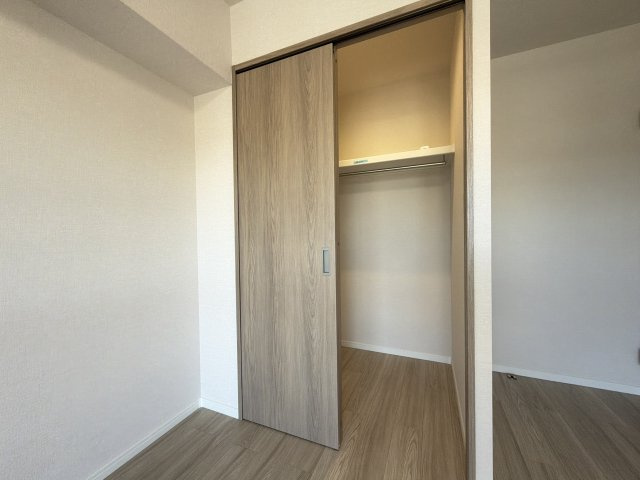 パークハイツ春日32号棟の収納|【新設】収納タップリのウォークインクローゼット付きです。
