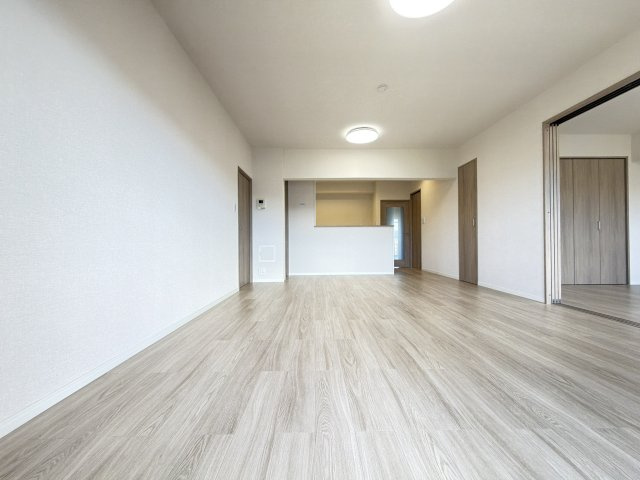 パークハイツ春日32号棟の居間・リビング|【新品】建具、扉、フローリング！明るいナチュラルデザインです♪