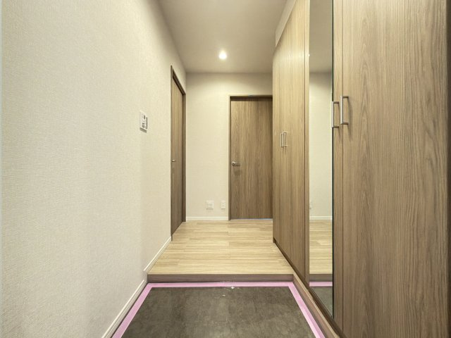 パークハイツ春日32号棟の玄関|【リノベーション仕様】玄関入るとお洒落で綺麗なナチュラルの色彩です。