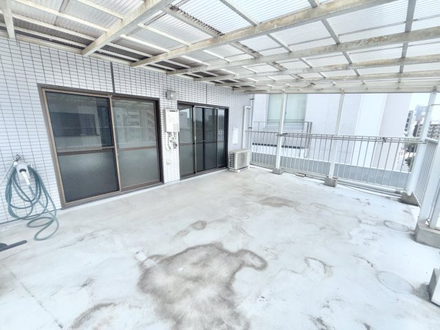 サンピア柳町のバルコニー|車をお持ちの方に嬉しい駐車場付きの物件です